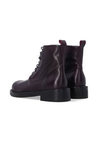Bordeauxfarbene Leder-Ankle-Boots mit abgerundeter Spitze, schnürbarem Vorderteil und einem schwarzen, massiven Absatz. Sie verfügen über eine glatte Oberfläche und Anziehschlaufen.