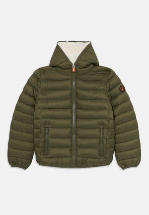 Olijfgroen pufferjack met capuchon, voorzien van een ritssluiting, twee zijzakken en een zachte, crèmekleurige voering. Inclusief logo op de mouw.
