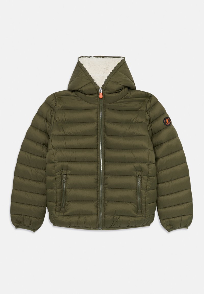 Olivovo zelená puffer bunda s kapucňou, ktorá má zips, dve bočné vrecká a mäkkú krémovú podšívku. Obsahuje logo na rukáve.