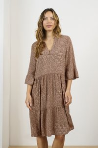 Rochie cu mânecă lungă, cu talie lăsată, în nuanța ruginiu, cu buline negre. Are un decolteu în formă de V și mâneci volan. Fabricată dintr-un material texturat, ușor.