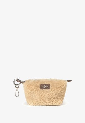 Neceser de piel sintética en beige con acabado texturizado, detalle en cuero marrón con un logotipo y un clip metálico para sujeción.