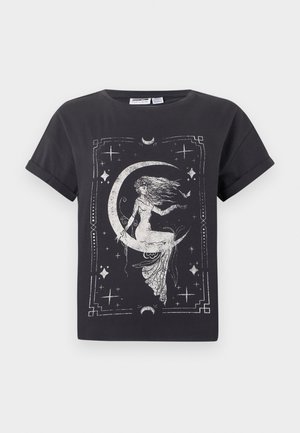 Sort kortærmet t-shirt med hvid grafik af en kvinde, der sidder på en halvmåne omgivet af stjerner og geometrisk kant.