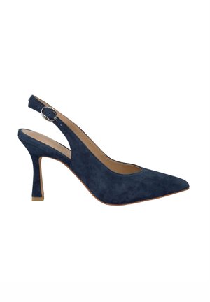 Scarpa slingback in suede blu navy con punta a punta, tacco di 7,5 cm e una sottile cinturina alla caviglia con una fibbia rotonda in argento.