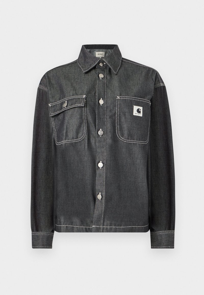 Mørk denimjakke med krave, sølvfarvede knapper og to brystlommer. Hvide syninger fremhæver sømmene. Lille logo-patch på lommen.