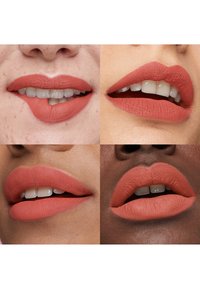 Quatre gros plans de lèvres diverses portant un rouge à lèvres mat corail, montrant de légers sourires et des textures de peau naturelles.