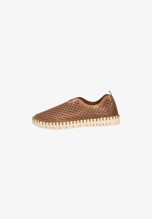 Zapatilla marrón sin cordones con patrón de recortes ondulados, suela beige texturizada y lengüeta en el talón, mostrada de perfil sobre fondo blanco.