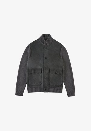 Chaqueta gris con un frontal de cuero, mangas de punto, cuello y puños acanalados, dos bolsillos delanteros y cierre de botones.