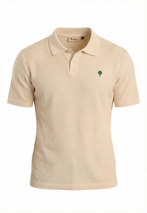 Polo beige in tessuto strutturato con maniche corte, abbottonatura a due bottoni e piccolo logo a forma di albero verde sul petto sinistro.