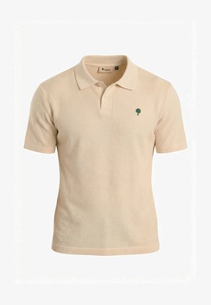 Polo beige in tessuto strutturato con maniche corte, abbottonatura a due bottoni e piccolo logo a forma di albero verde sul petto sinistro.