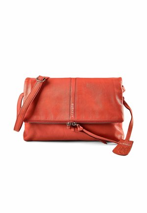 Sac bandoulière à rabat en cuir orange doux avec sangle ajustable, détail zippé et étiquette de la marque Burkely attachée.
