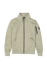 Chaqueta bomber de color beige claro con cuello alto, cremallera frontal y dos bolsillos laterales. Presenta una tela texturizada y un parche con el logo en la manga izquierda.
