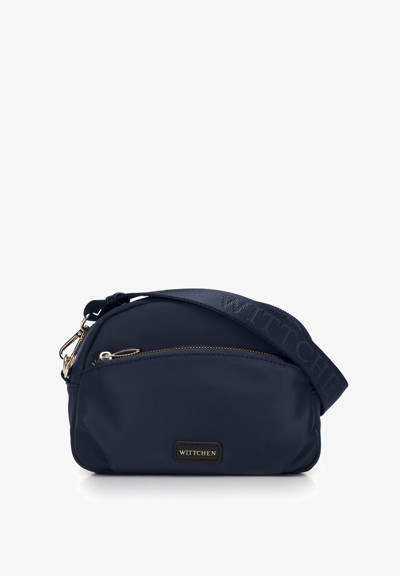 Námořnická nylonová taška přes rameno s texturovaným povrchem, zlatým zipem a logem. Obsahuje nastavitelný popruh a vnější zipovou kapsu.