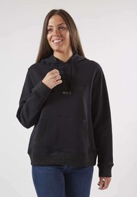 Hoodie noir avec une finition texturée, dotée d'une poche frontale, de poignets pailletés et de "Amour" brodé sur la poitrine dans un fil assorti.