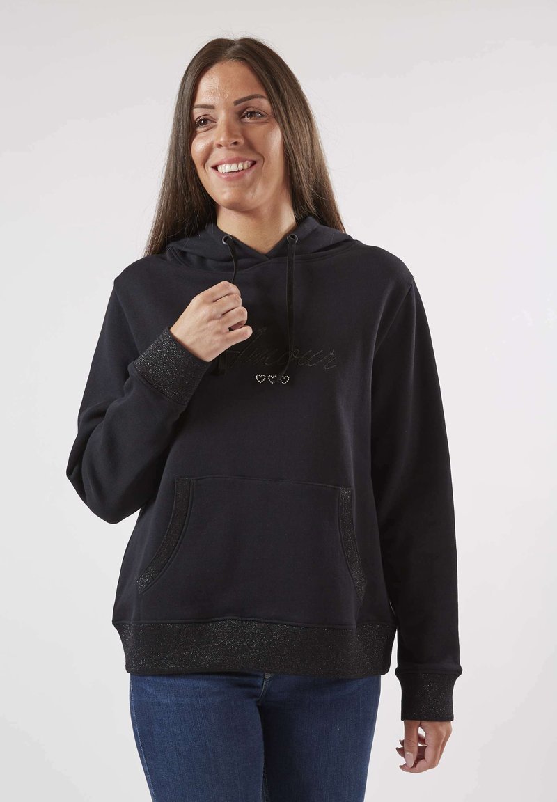Hoodie noir avec une finition texturée, dotée d'une poche frontale, de poignets pailletés et de "Amour" brodé sur la poitrine dans un fil assorti.
