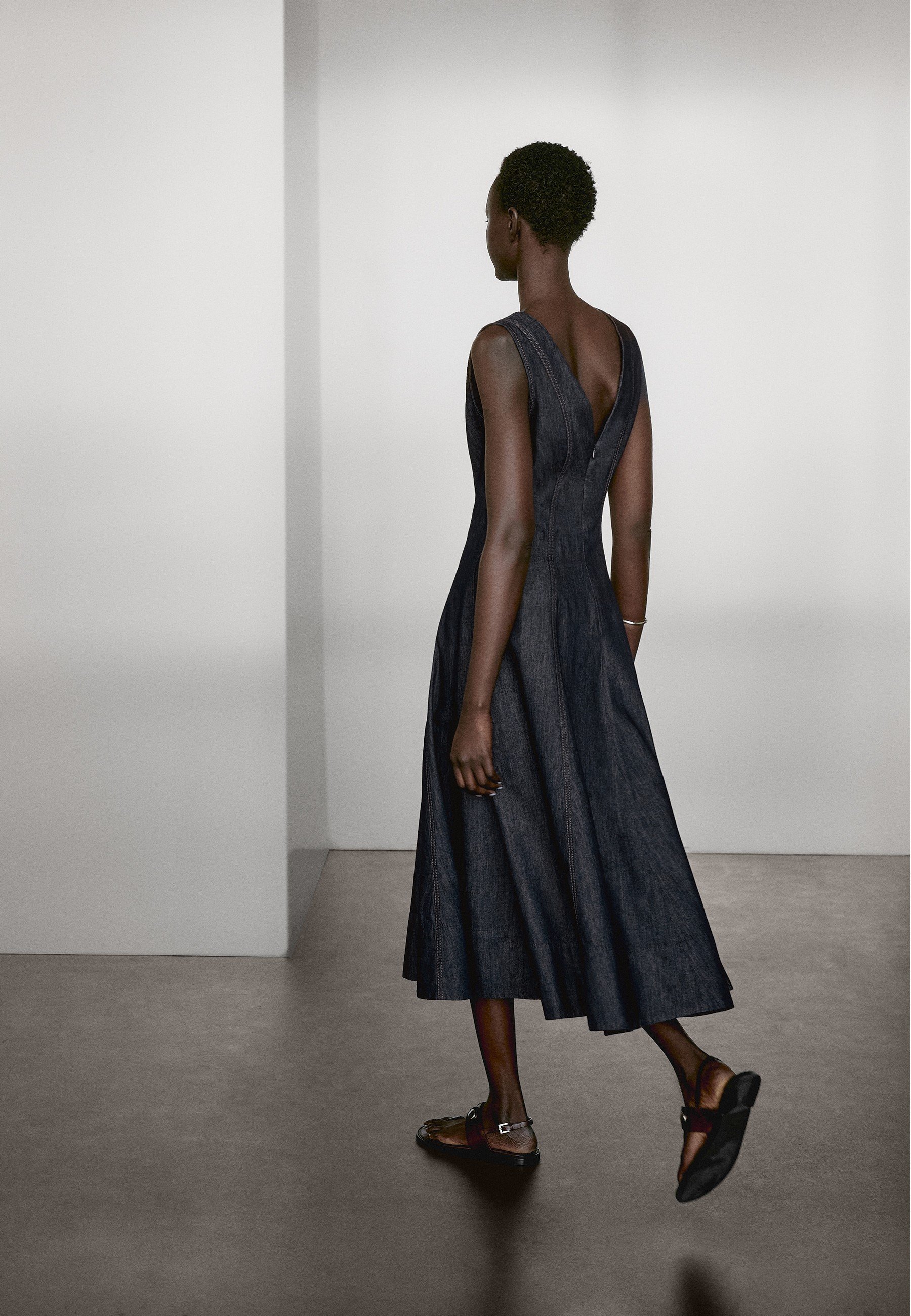 【Massimo Dutti】Denim midi dress with seam details Denim midi dress with seam details · Blue · Caps And Hats