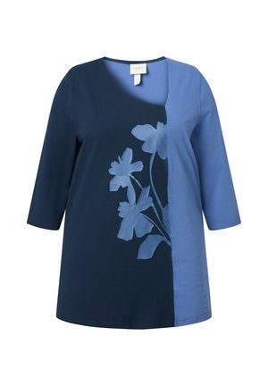 Top w kolorze niebieskim i granatowym, z okrągłym dekoltem, rękawami o długości 3/4 oraz kwiecistym wzorem po lewej stronie. Gładki, lekki materiał.