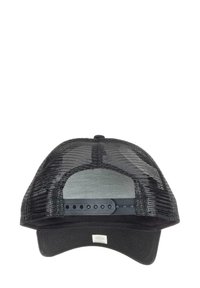 Schwarze Mesh-Cap mit einer soliden schwarzen Vorderseite, gebogenem Schirm, verstellbarem Druckverschluss und einem kleinen Logotag auf der Unterseite.