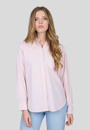 Chemise boutonnée rayée rose clair à manches longues et col classique. Tissu doux avec une coupe décontractée et un ourlet arrondi.