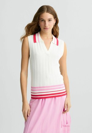 Top sans manches blanc avec une finition texturée et un ourlet rayé contrasté dans des teintes de rouge et de rose, doté d'un col pointu.
