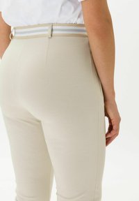 BRAX STYLE LILLYTH - Stoffhose - ecru