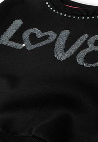 Černá mikina se siluetou "LOVE" z šedých flitrů s akcentem srdce, doplněná o průhledné cvočky kolem výstřihu pro dodatečný detail.