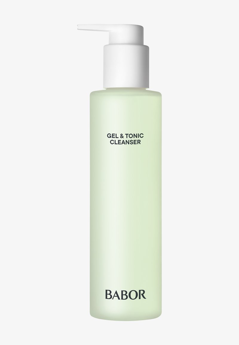 Hohe, schlanke, matte grüne Flasche mit weißem Pumpspender, beschriftet mit "Gel & Tonic Cleanser" und dem Markennamen "BABOR" unten.