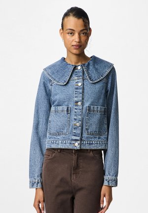 Ljust blå denimjacka med stor krage, knappstängning och två fickor fram; har subtil blekning och kontrastsömnad.
