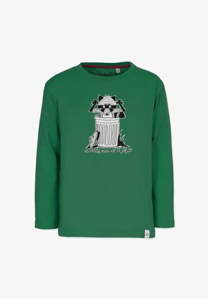 Grøn langærmet skjorte med en sort-hvid vaskebjørn iført maske, der kigger frem fra en skraldespand, med teksten "The freaks come out at Night."