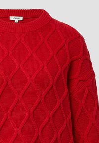 Czerwony sweter z dzianiny o teksturowanym wzorze diamentowym, z okrągłym dekoltem i ściągaczami na rękawach, wykonany z miękkiego, grubego materiału.