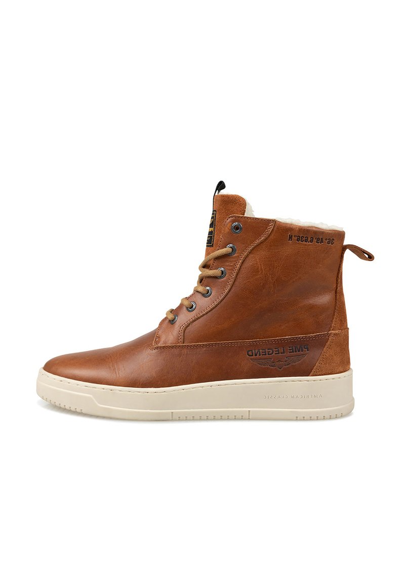 Bruine leren high-top sneaker met een crèmekleurige rubberen zool, vetersluiting aan de voorkant, fleecevoering en zwarte tekstbranding aan de zijkant en bovenkant.