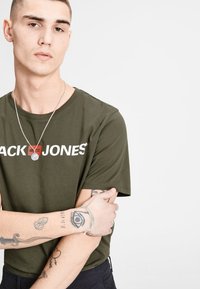 Jack & Jones JJECORP LOGO CREW NECK  - Camiseta estampada -  olive night