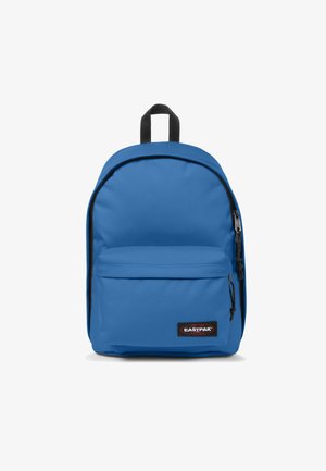 Mochila azul hecha de tela durable, que cuenta con un compartimento principal, un bolsillo frontal con cremallera, cremalleras negras y un asa de transporte en la parte superior.