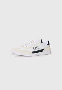 Sneakers brancos com detalhes em bege e preto. Feitos de um material suave com uma biqueira texturizada e design de atacadores. Apresentam o logótipo na lateral.