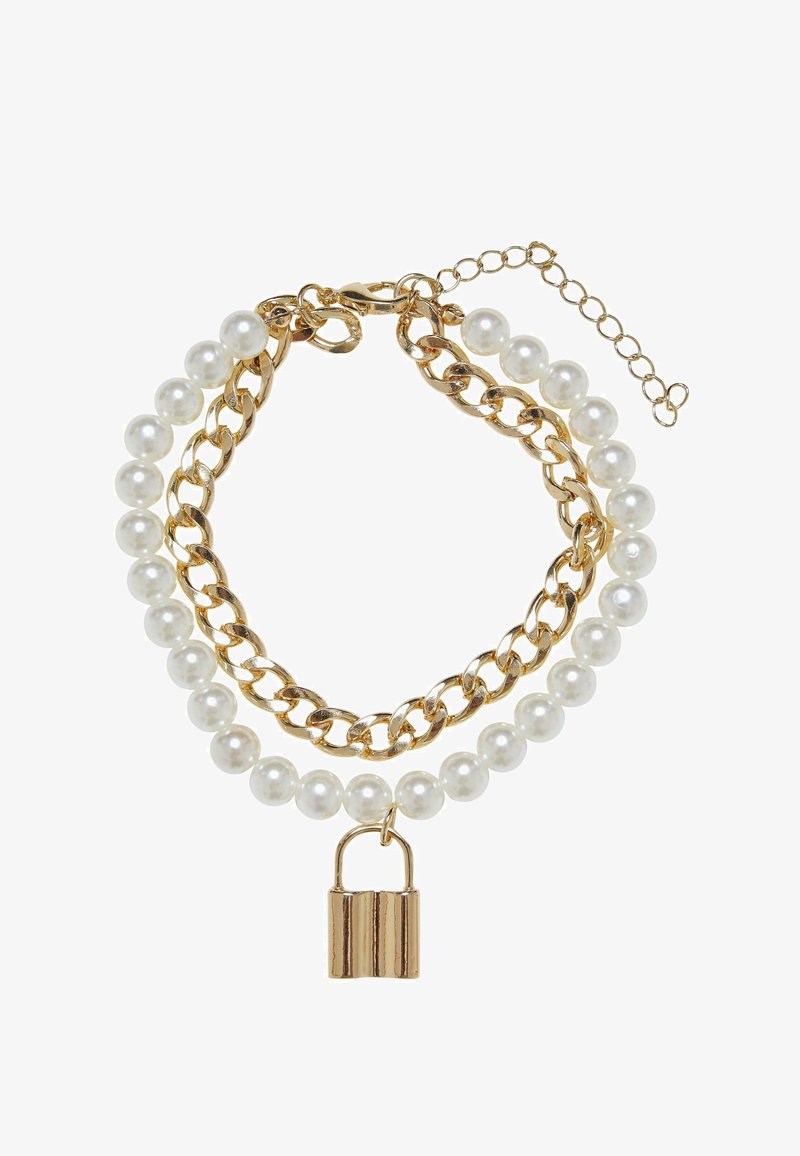 Bracciale in oro con perle finte bianche, dotato di un charm a forma di lucchetto in oro e di una chiusura a gabbiano con un'estensione della catena regolabile.