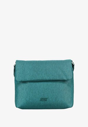 Türkisfarbene Umhängetasche aus strukturiertem Stoff, mit Klappenverschluss und einem Logo auf der Vorderseite. Rechteckige Form mit einem Schultergurt.