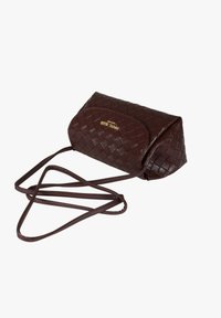 Borsa a tracolla intrecciata in pelle marrone scuro con cinturino sottile e logo del marchio in oro sulla parte anteriore su sfondo bianco.