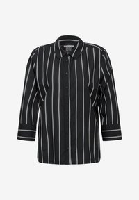Chemise noire à rayures verticales blanches, devant à boutons, col classique, et manches trois-quarts avec accents rayés aux poignets.