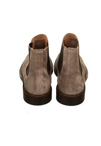 Wildleder-Ankelboots in Hellgrau mit elastischen Seiteneinsätzen, einem strukturierten Absatz und einer gesteppten Einfassung auf einer dunkelbraunen Sohle.