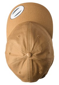 Tan honkbalpet met een gebogen rand, gemaakt van gestructureerde stof. Bevat meerdere stiklijnen en een knop aan de bovenkant, met ventilatiegaten.