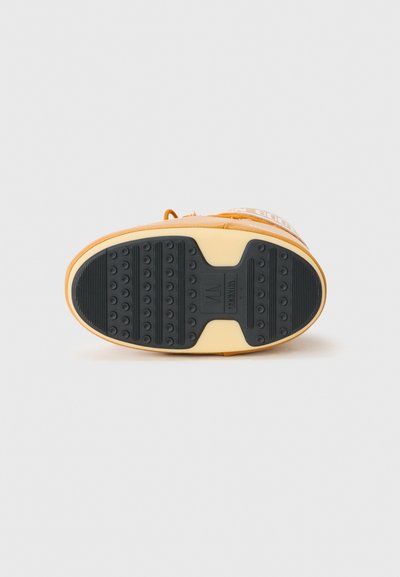 Scarpe con una suola in gomma nera testurizzata, dotate di un sottopiede giallo e di un marchio evidente. Il design presenta motivi circolari di grip.