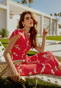 Friends Like These PETITE FIT - FLUTTER SLEEVE EMPIRE  - Maxi šaty - red floral