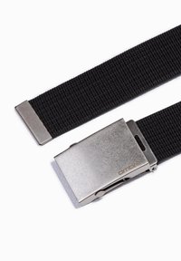 Sort elastisk bælte med en mat sølvmetals-spænde, der har en glat overflade og et indgraveret logo på spænden.