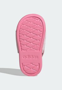 Adidas-skor med en rosa gummisula, med en strukturerad mönster och ett präglat logotyp. Övre delen är inte synlig i bilden.