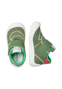 Scarpe a rete verdi con suole bianche e accenti verdi; presentano una fascia in velcro e un motivo testurizzato. Dettaglio rosso sul tallone.