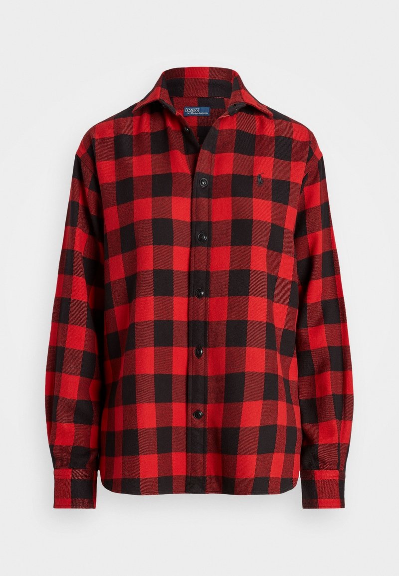 Röd och svart rutig långärmad skjorta med krage, som har en liten broderad logotyp på vänster bröst.