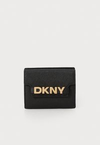 Crni novčanik od tkanine s teksturiranim finišom, s zlatnim metalnim logom "DKNY" na prednjoj strani i zatvaranjem na preklop. Kompaktni dizajn.