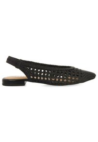 Chaussure slingback en toile noire avec un bout pointu, dotée de découpes, d'un talon plat et d'une finition texturée tressée.
