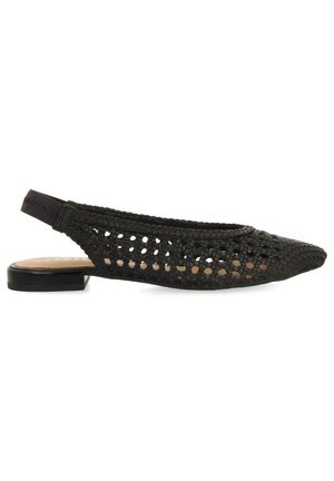 Scarpa slingback nera intrecciata con punta affusolata, caratterizzata da dettagli intagliati, tacco piatto e finitura tessuta a trecce.