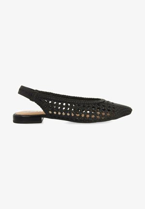 Zapato negro de fibra con slingback y punta afilada, que presenta detalles recortados, un tacón plano y un acabado trenzado texturizado.