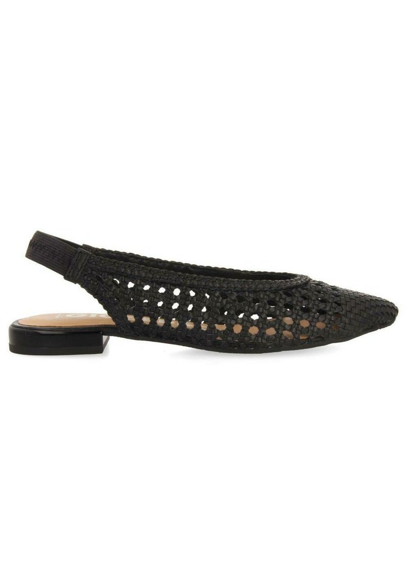 Chaussure slingback en toile noire avec un bout pointu, dotée de découpes, d'un talon plat et d'une finition texturée tressée.